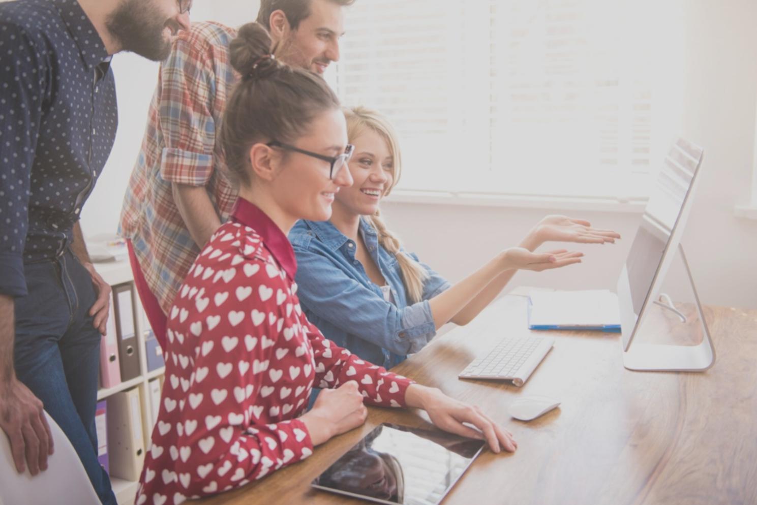 Tim perusahaan sedang diskusi hasil presentasi keuangan dengan antusias